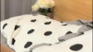 Sarah Simons,一个兴奋的少女,被两个老医生检查并射精