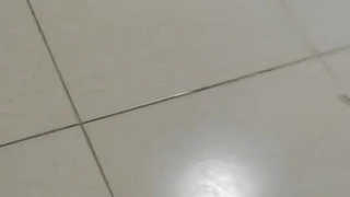 年长的女人沉迷于用大鸡巴独自自慰