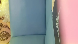 少女继妹在宿舍房间里被大鸡巴撑开她的阴道