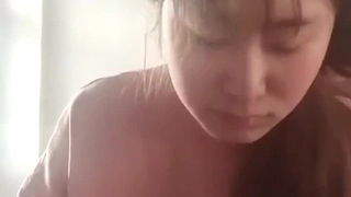少女享受冷牛奶和奶油色的海狸自慰