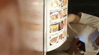 拥有美丽身体的美女想要感受她紧绷的阴部中的鸡巴