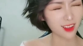 甜美乖巧美少女！一线天美穴！和闺蜜一起双女秀，揉搓粉穴不断流水，翘起屁股对着镜头，极度诱惑