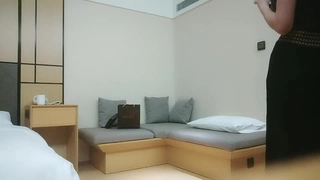 「抱歉。侄女的緊勒走光內褲讓我無法忍耐」被失控叔叔下春藥而內褲濕黏，沉溺在中年熱烈用藥性交的失禁高潮