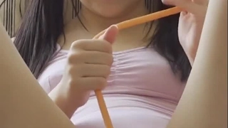 和土豪一同去郊游 妙龄女子：“吃饱才好上路.”