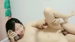 小洛宝--啊啊我的小逼好舒服呀，爱爱爸爸大鸡巴，小穴流的这淫汁快可以盛一碗了！第01集