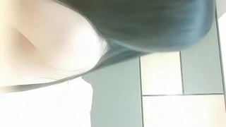 小胸部的少女被继父和他的朋友操了