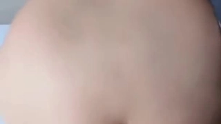 她让她的继兄弟一起看色情片并手淫