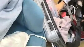 性感的亚洲少女在健身房里被操得紧绷的阴道